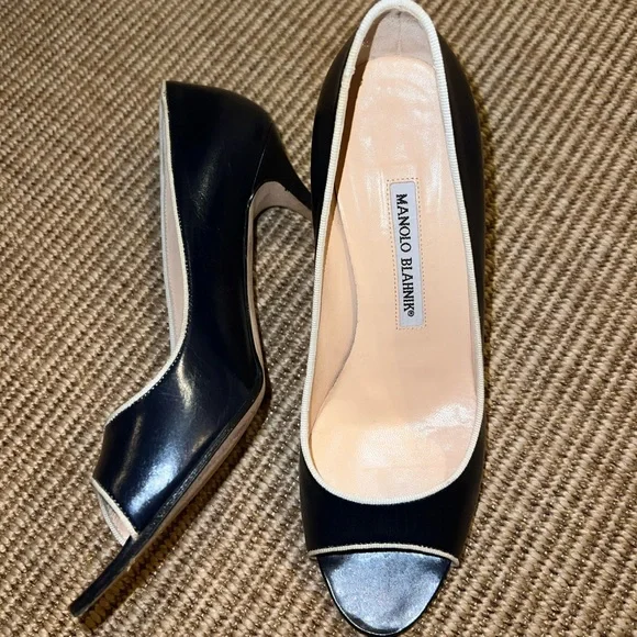 Manolo Blahnik Navy Heels with White Piping - Picture 3 of 7